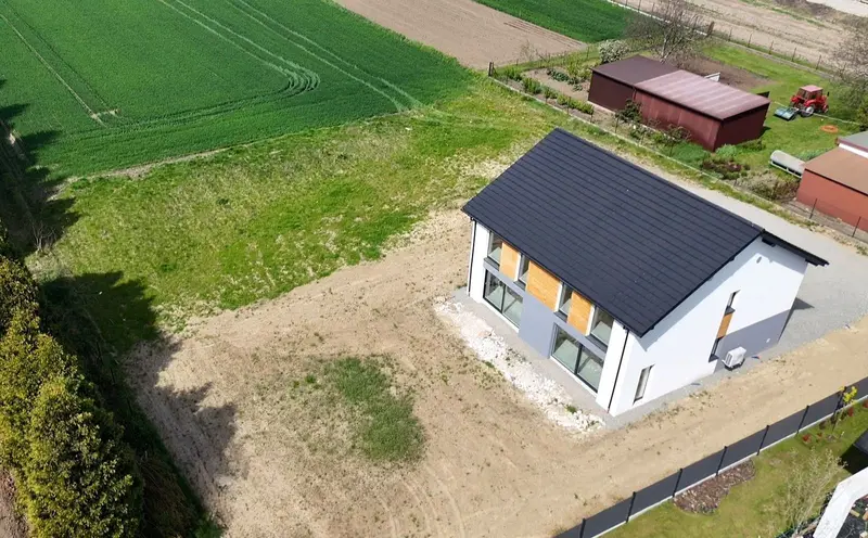 Widok z drona na działkę od strony ogrodu
