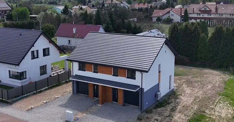 Widok z drona na bliźniak i sąsiednią zabudowę jednorodzinną